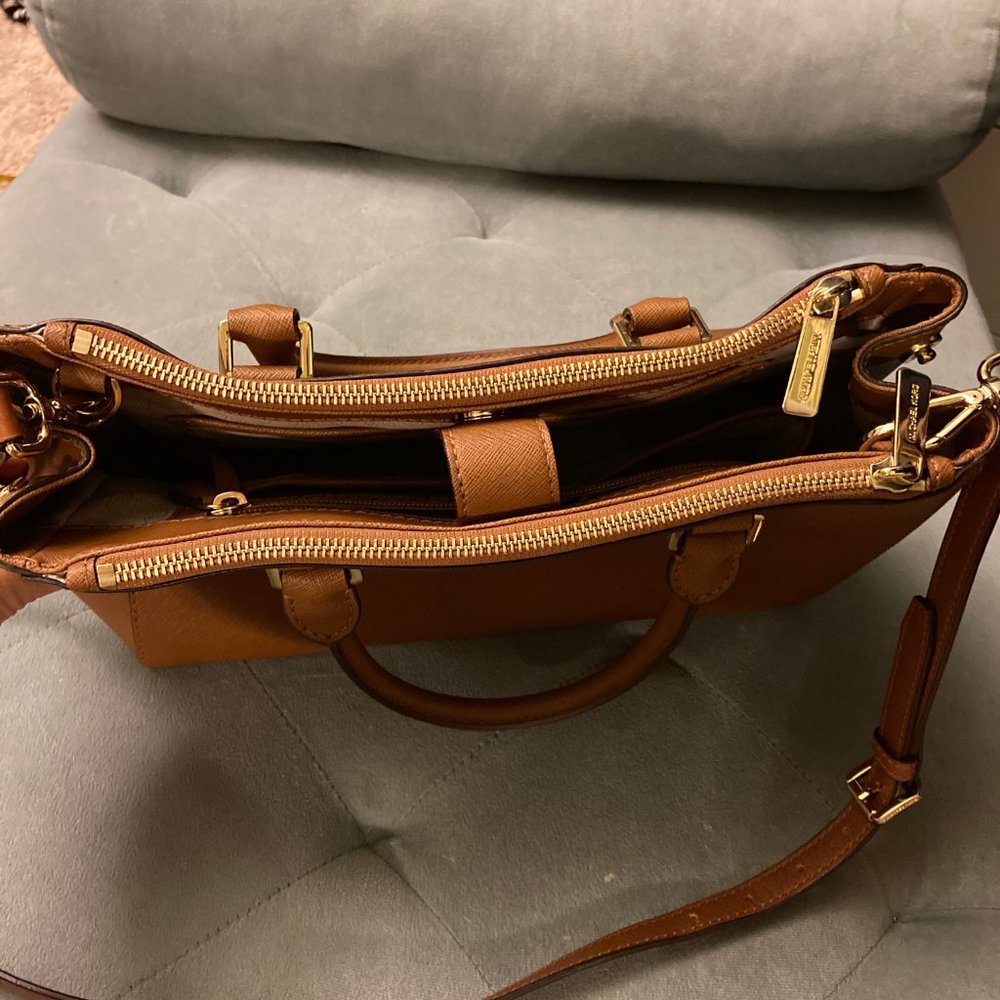 ⭐️ Michael Kors Sutton Satchel - Picture 7 of 8